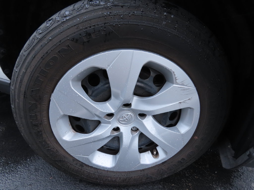 Used 2023 Toyota RAV4 LE AWD/4WD image 18