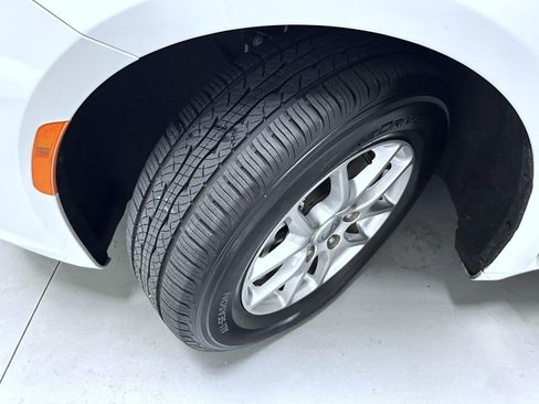 Used 2024 Chrysler Pacifica Touring-L FWD image 23