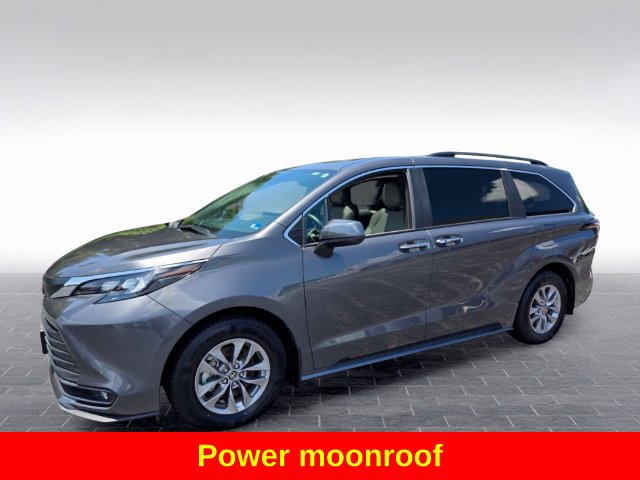 Used 2025 Toyota Sienna XLE FWD image 4