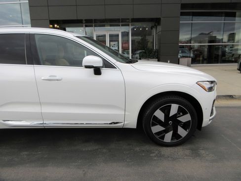 Used 2023 Volvo XC60 T8 Ultimate image 13