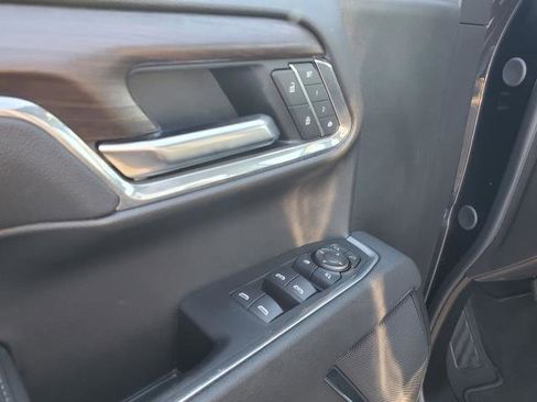 Used 2025 GMC Sierra 1500 SLT image 7