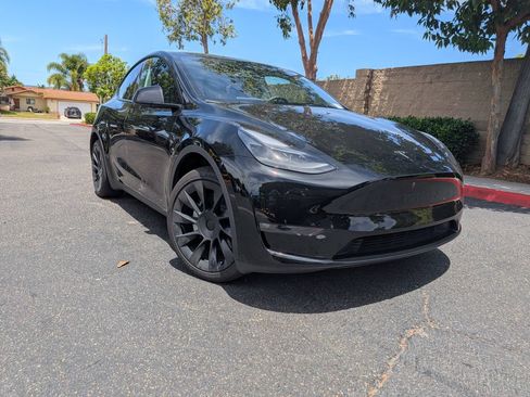 Used 2024 Tesla Model Y Long Range AWD/4WD image 2