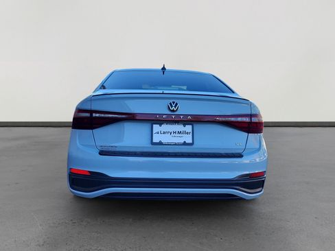 Certified 2025 Volkswagen Jetta SE image 4