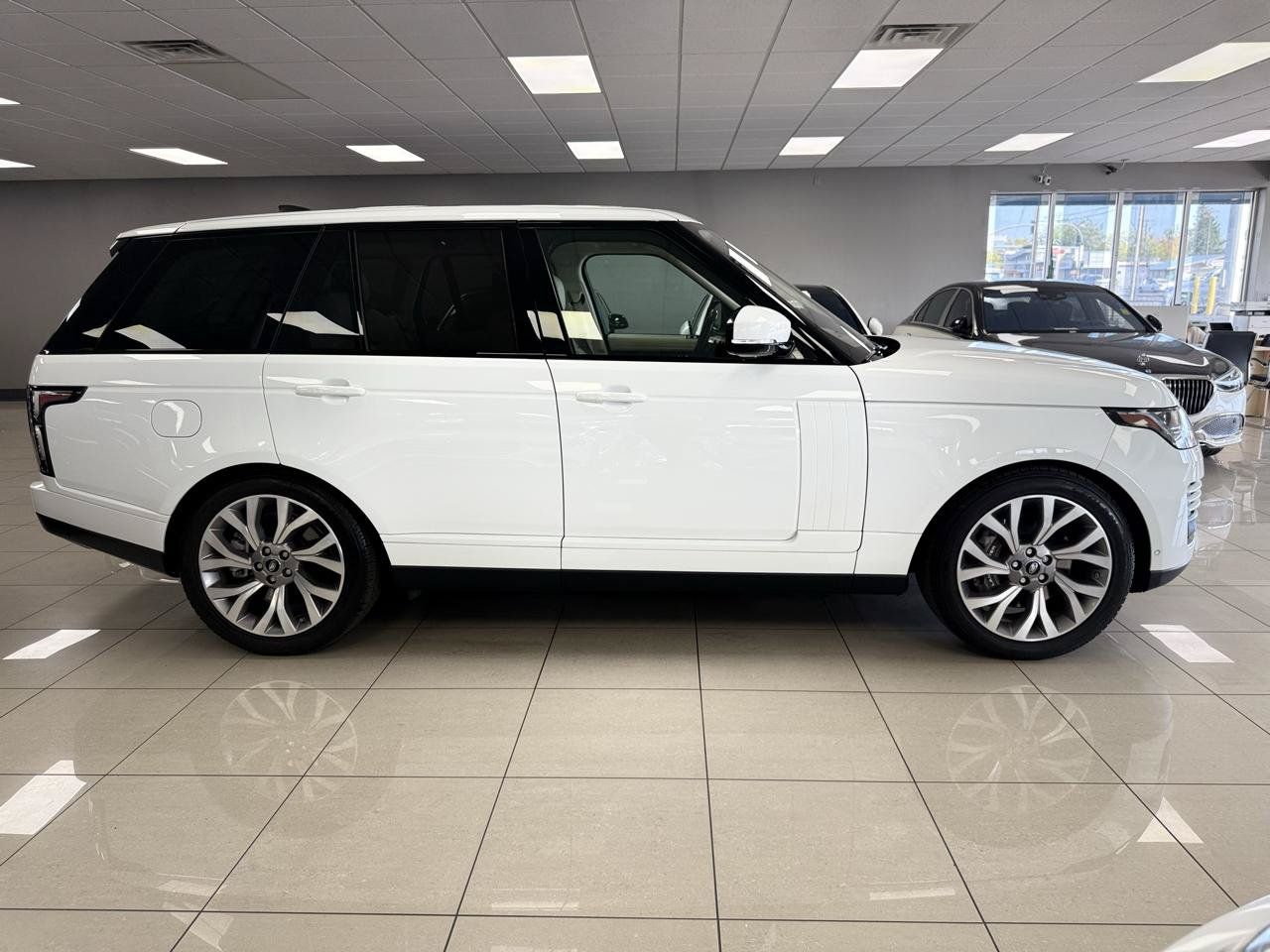 Used 2019 Land Rover Range Rover HSE AWD/4WD image 3