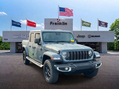 Used 2025 Jeep Gladiator Sport AWD/4WD image 1