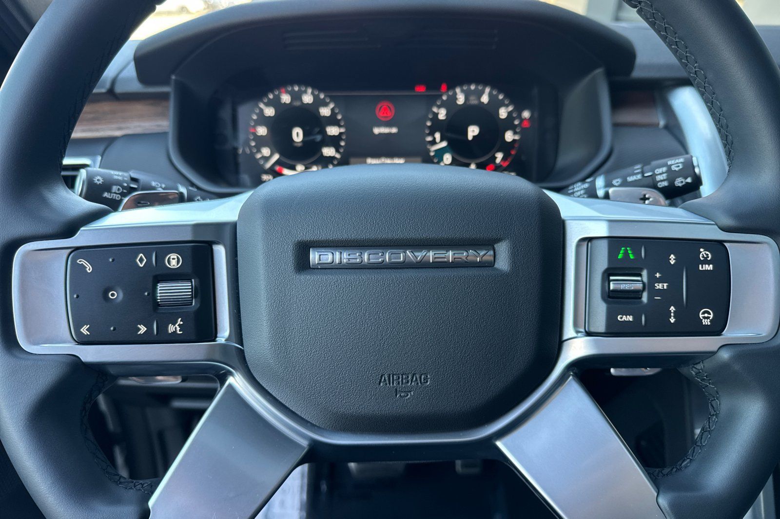 Used 2025 Land Rover Discovery Dynamic SE AWD/4WD image 28