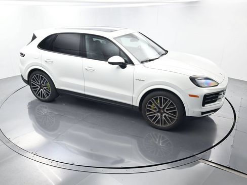 Certified 2025 Porsche Cayenne S AWD/4WD image 38