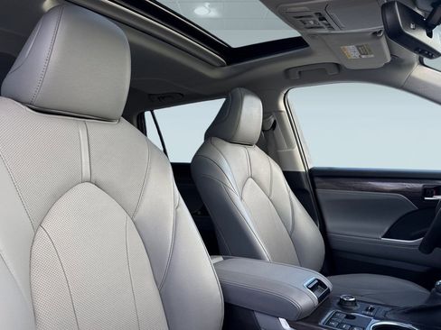 Used 2023 Toyota Highlander Limited image 31