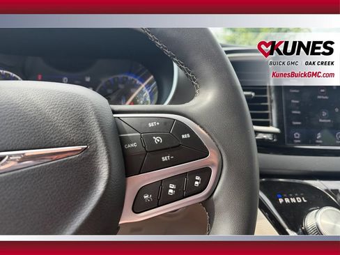 Used 2023 Chrysler Pacifica Touring-L FWD image 18