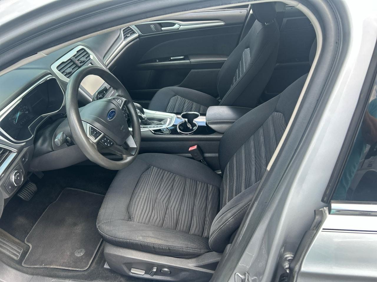 Used 2016 Ford Fusion SE FWD image 9