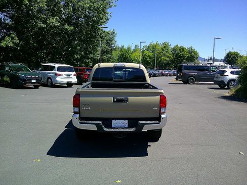 Used 2020 Toyota Tacoma SR5 AWD/4WD image 4