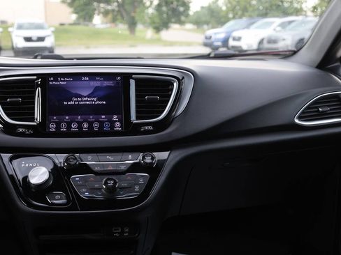 Used 2018 Chrysler Pacifica Touring Plus w/ S Appearance Package FWD image 26