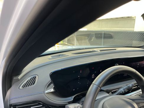 Used 2025 Buick Envista Sport Touring image 34