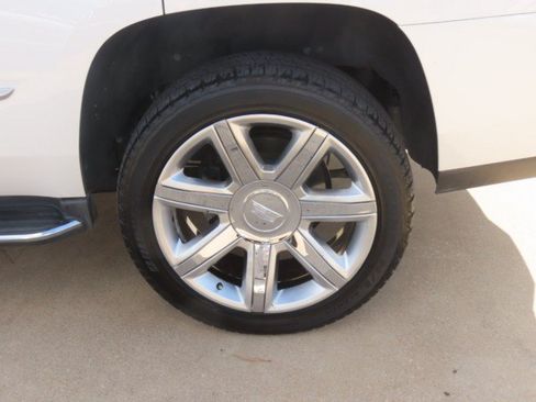 Used 2017 Cadillac Escalade Luxury AWD/4WD image 16