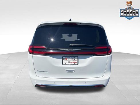 Used 2023 Chrysler Pacifica Touring-L FWD image 4