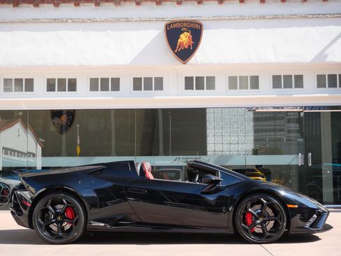 Used 2021 Lamborghini Huracan EVO image 2