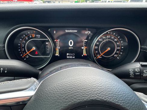 Used 2018 Jeep Wrangler Unlimited Sahara w/ Dual Top Group AWD/4WD image 19
