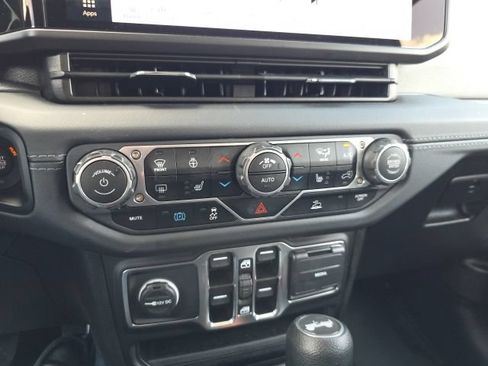 Used 2025 Jeep Wrangler Unlimited Sahara AWD/4WD image 27