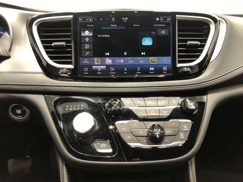 Certified 2025 Chrysler Pacifica Limited image 23