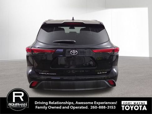 Used 2021 Toyota Highlander XLE AWD/4WD image 8