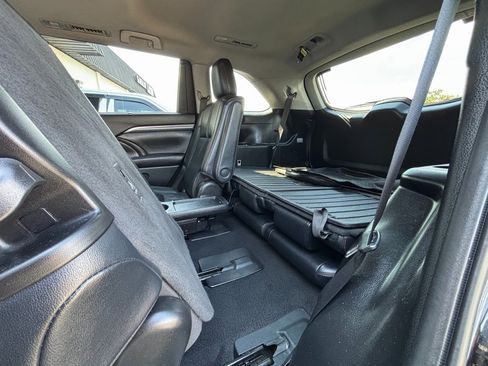 Used 2019 Toyota Highlander AWD V6 image 39