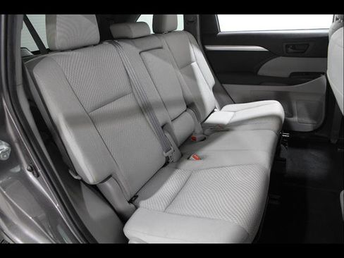 Used 2019 Toyota Highlander LE AWD/4WD image 16