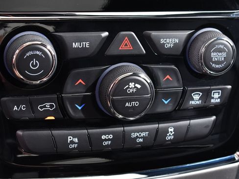 Used 2020 Jeep Grand Cherokee Overland AWD/4WD image 30