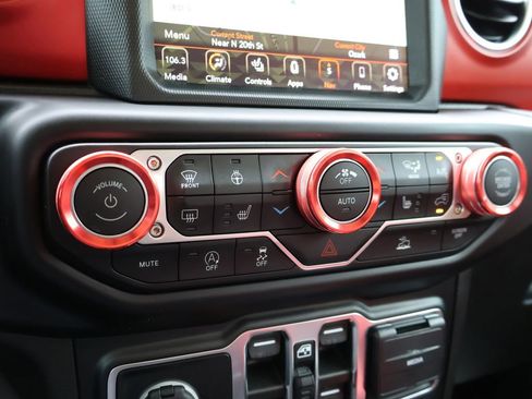 Used 2022 Jeep Wrangler Unlimited Rubicon w/ Cold Weather Group AWD/4WD image 37