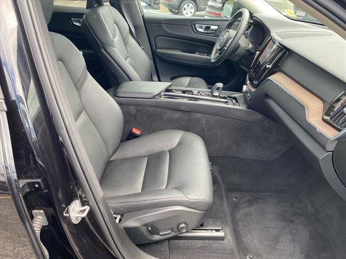 Used 2022 Volvo XC60 B5 Momentum AWD/4WD image 24