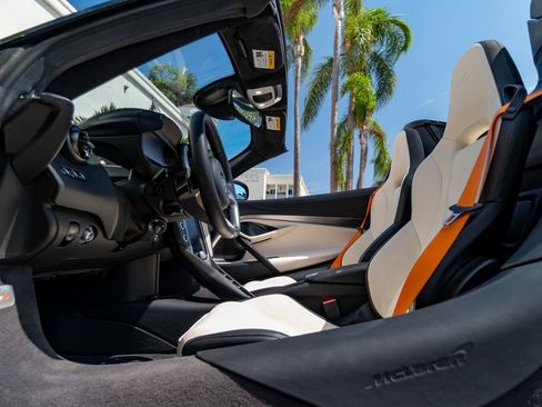 Used 2025 McLaren 750S Spider RWD image 22