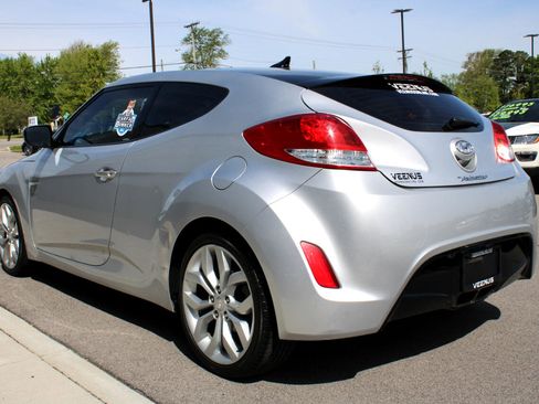 Used 2012 Hyundai Veloster w/ Style Pkg image 4