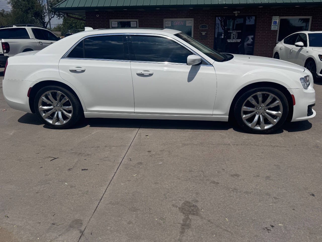 Used 2019 Chrysler 300 Touring L w/ Quick Order Package 22F RWD image 4