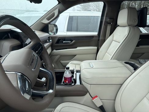 Used 2025 GMC Yukon Denali w/ Denali Reserve Package image 4