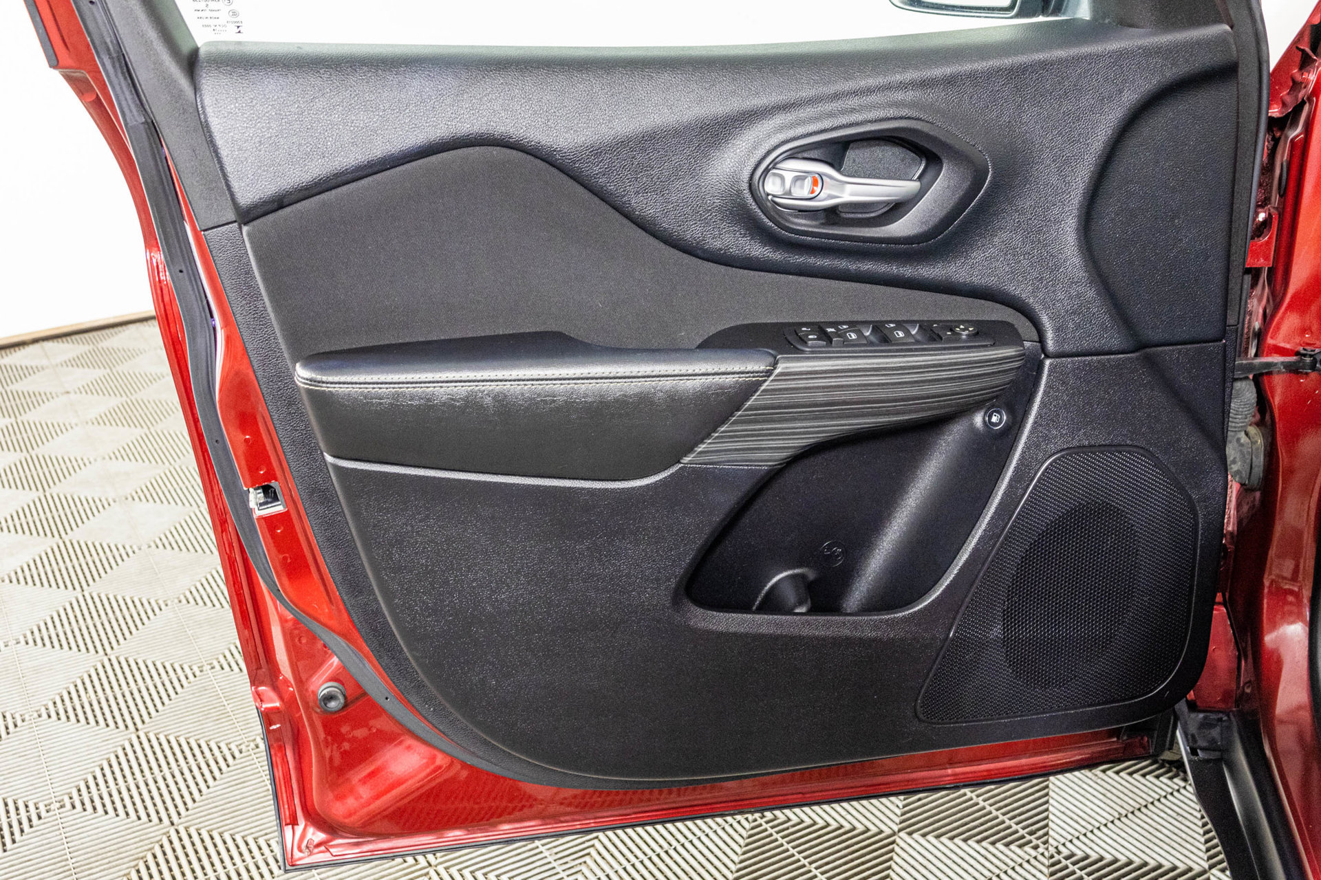 Used 2016 Jeep Cherokee Sport w/ Cold Weather Group FWD image 36