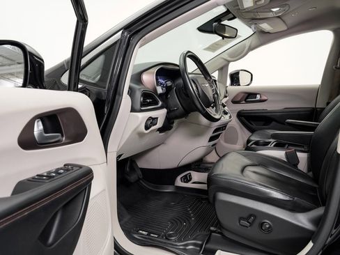 Used 2018 Chrysler Pacifica Touring-L FWD image 7
