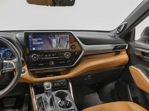 Used 2024 Toyota Highlander Platinum image 29