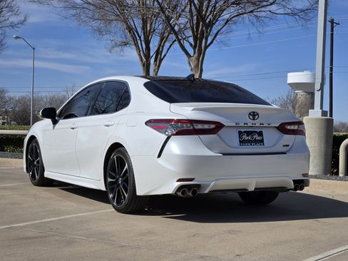 Used 2018 Toyota Camry XSE image 4