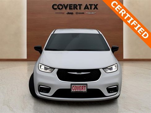 Used 2025 Chrysler Pacifica Select image 8