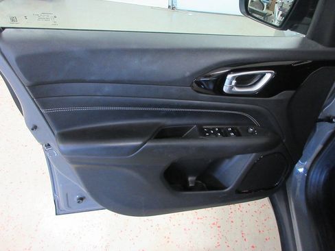 Used 2023 Jeep Compass Latitude w/ Convenience Group AWD/4WD image 28
