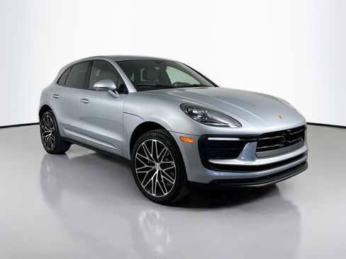 Certified 2025 Porsche Macan image 7