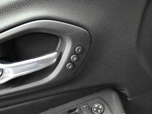 Used 2020 Jeep Cherokee Limited image 30