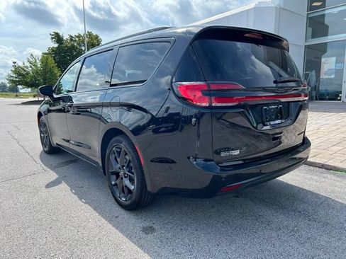New 2025 Chrysler Pacifica Limited FWD image 8