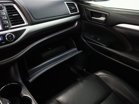Used 2019 Toyota Highlander XLE FWD image 24