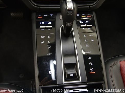 Used 2022 Porsche Macan AWD/4WD image 30