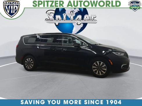 Used 2024 Chrysler Pacifica Limited FWD image 2