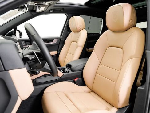 Certified 2026 Porsche Cayenne AWD/4WD image 5