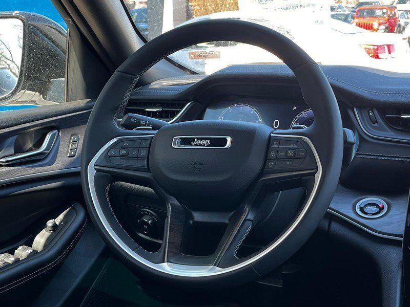 Used 2024 Jeep Grand Cherokee Limited AWD/4WD image 6