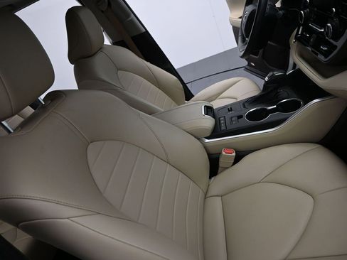 Used 2022 Toyota Highlander XLE image 11