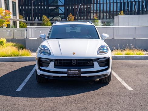 Certified 2026 Porsche Macan AWD/4WD image 6