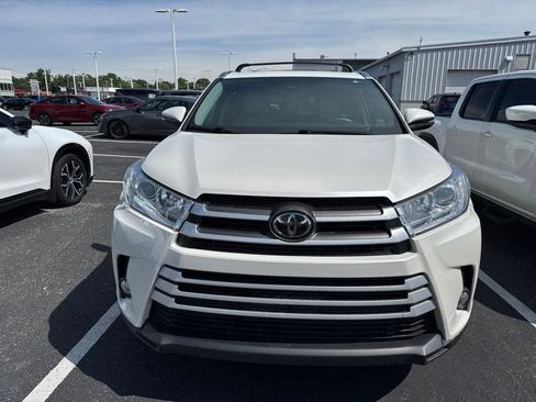 Used 2019 Toyota Highlander XLE AWD/4WD image 2